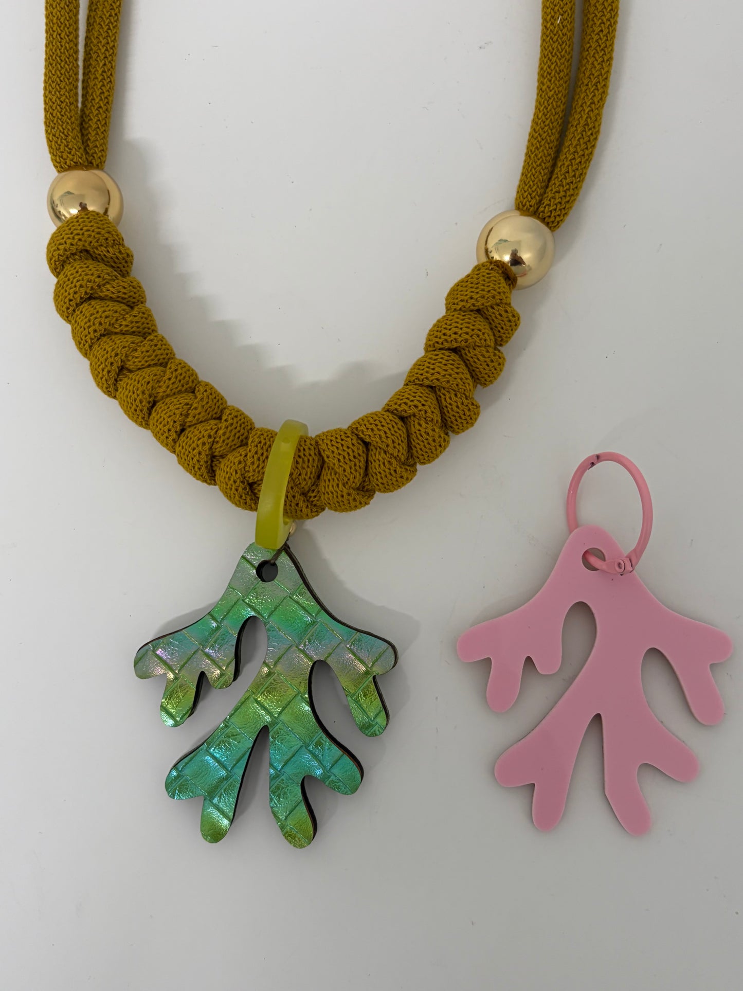 Collar coral esmeralda (Incluye 1 charm uso diario + 1  waterproof)