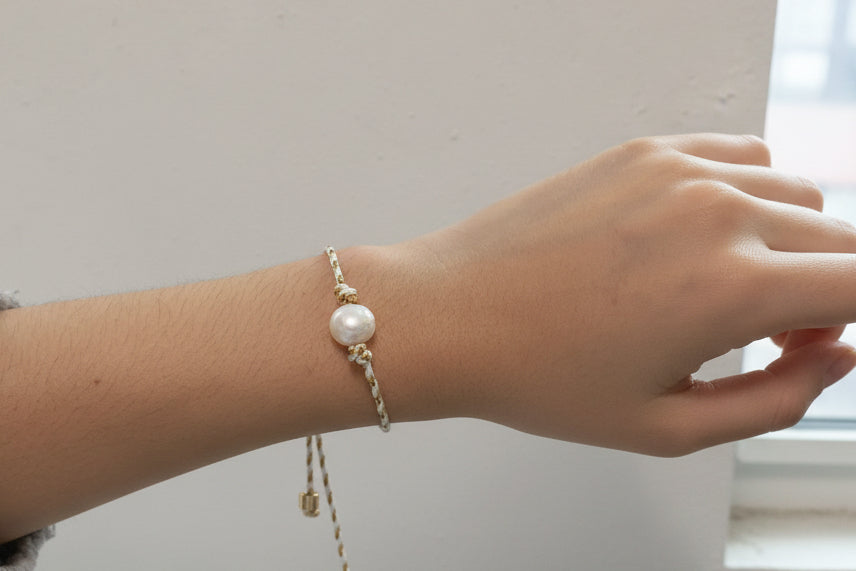 Adjustable bracelet with pearl