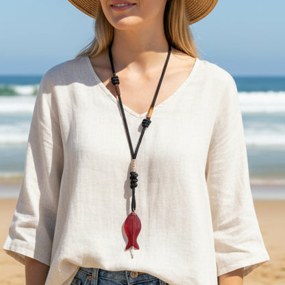 Collar negro con pez vino