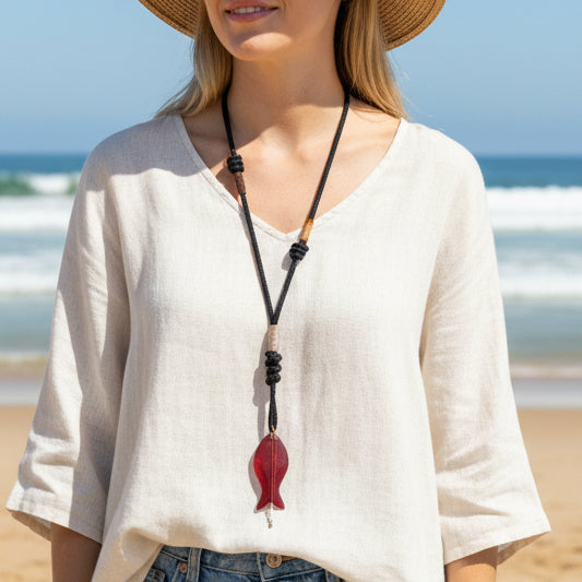 Collar negro con pez vino