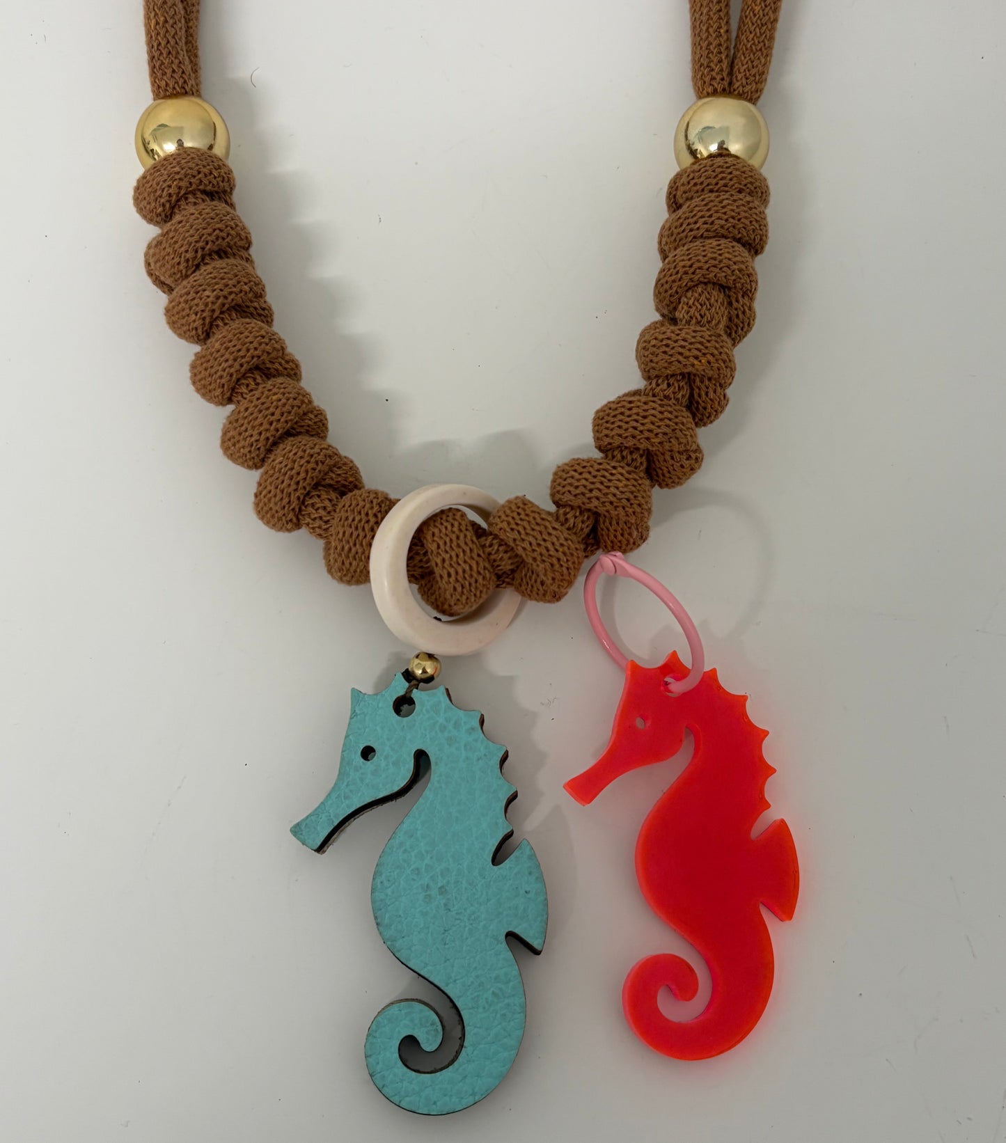 Collar caballito celeste (Incluye 1 charm uso diario + 1  waterproof)