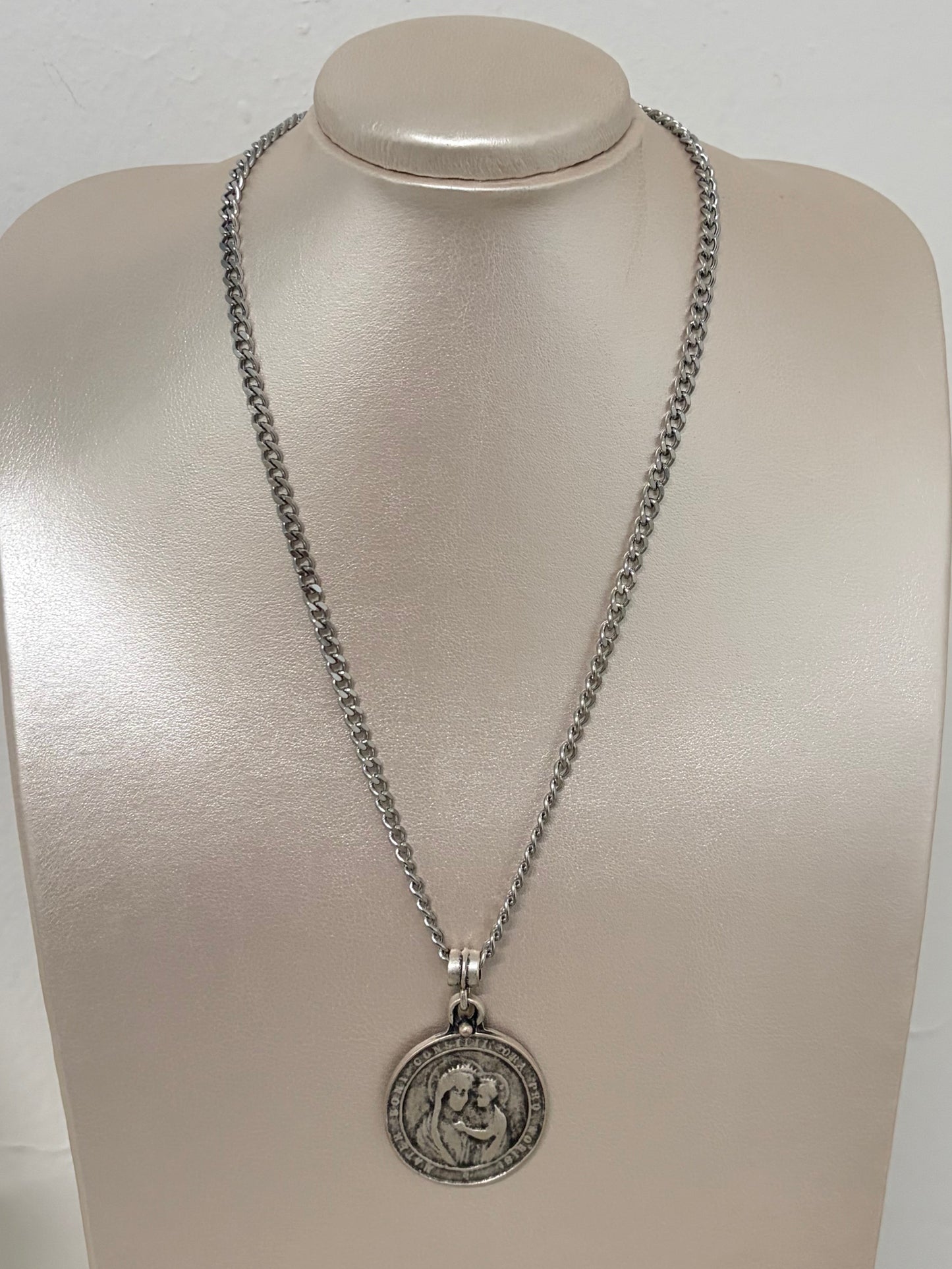 Virgen Maria con el niño Jesús collar