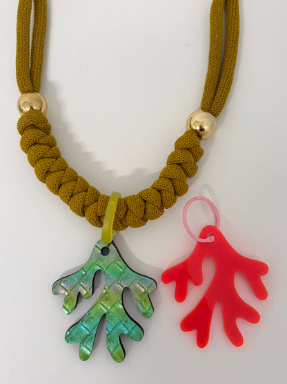 Collar coral esmeralda (Incluye 1 charm uso diario + 1  waterproof)
