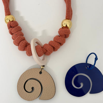 Collar caracol sereno ( (Incluye 1 charm uso diario + 1  waterproof))