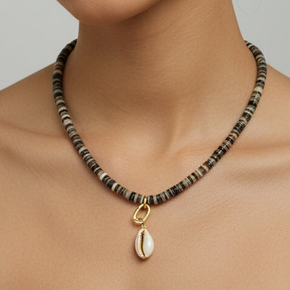 Collar con charm shell en perla