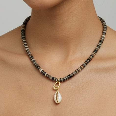Collar con charm shell en perla