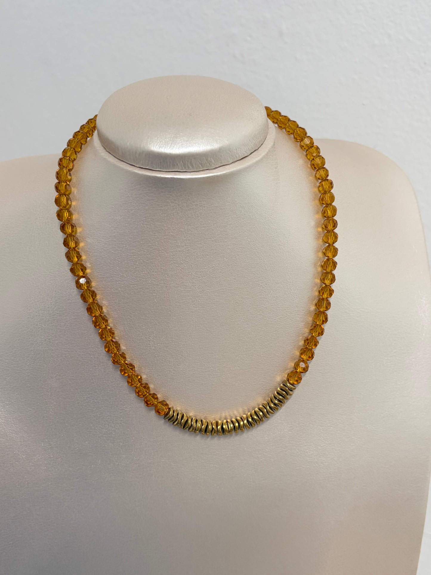 Collar en cristales facetados