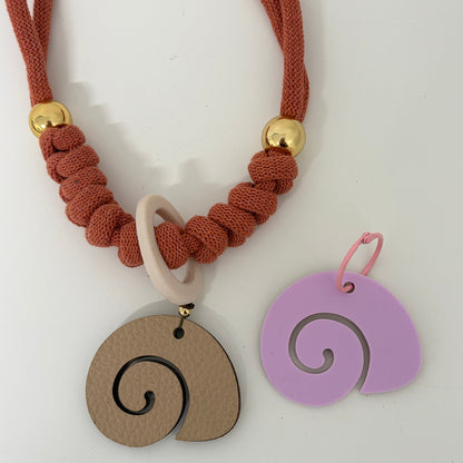 Collar caracol sereno ( (Incluye 1 charm uso diario + 1  waterproof))