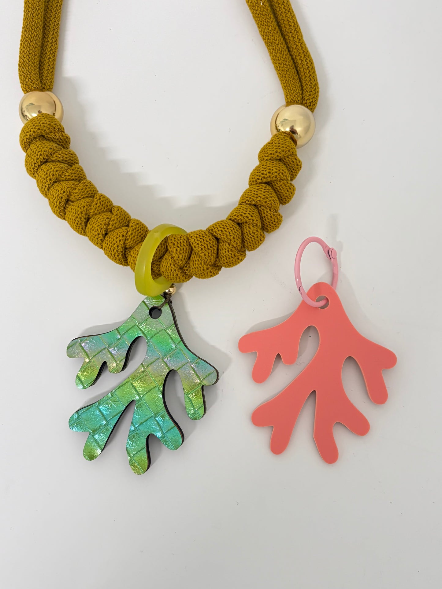 Collar coral esmeralda (Incluye 1 charm uso diario + 1  waterproof)