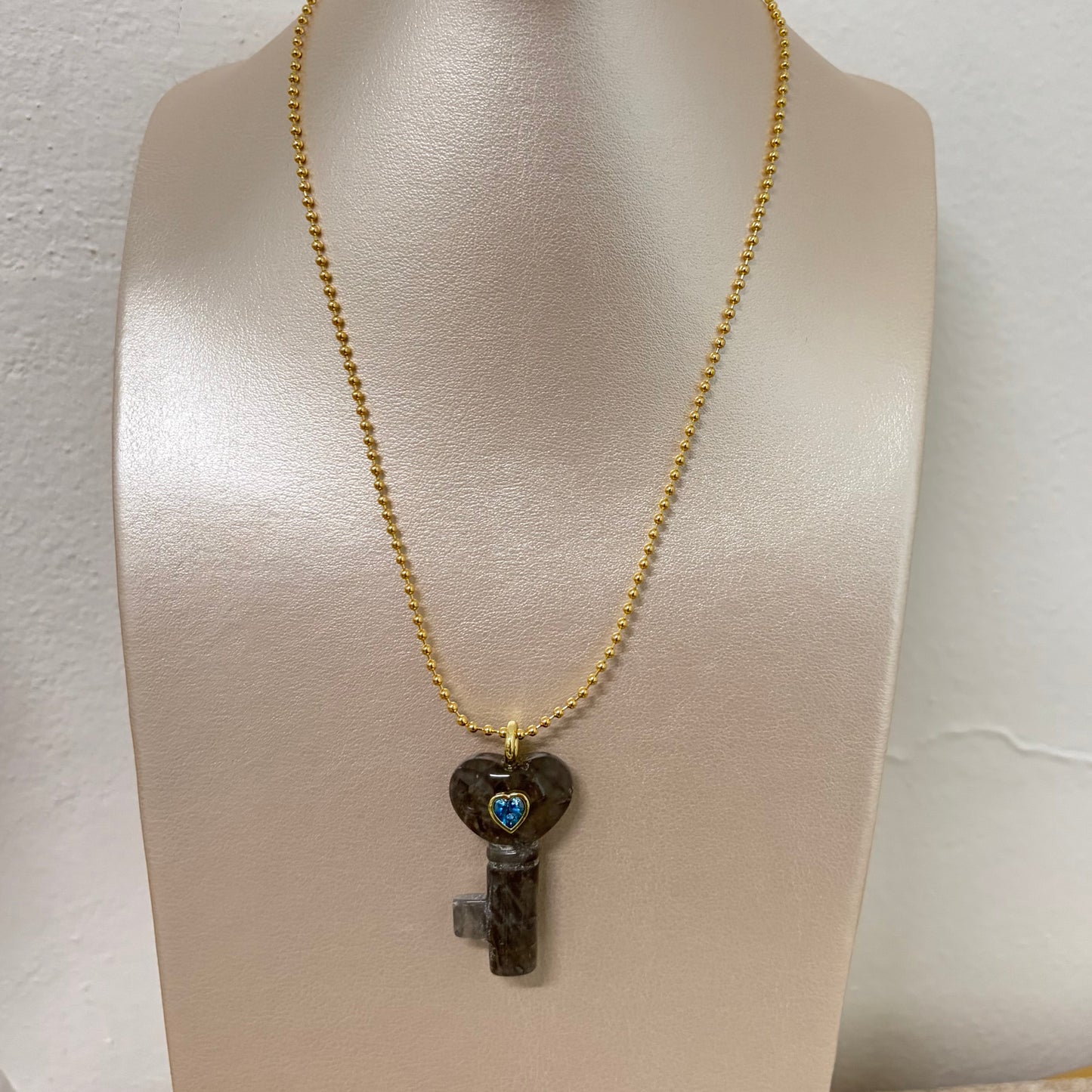 Collar la  Llave de la Intuición – Descúbrela en Ti(labradorita)