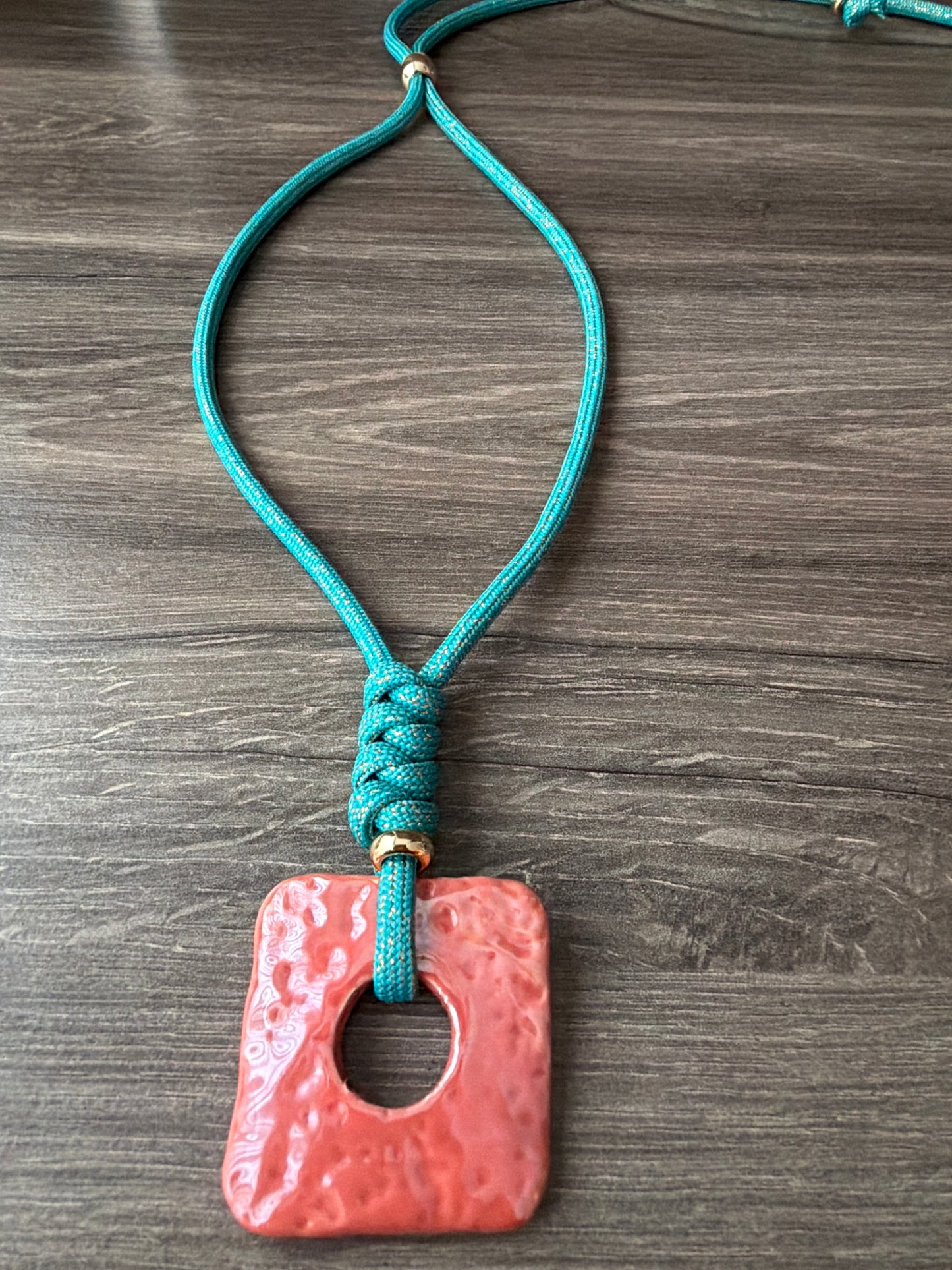 Collar ajustable Horizonte costero coral (usalo corto o largo)