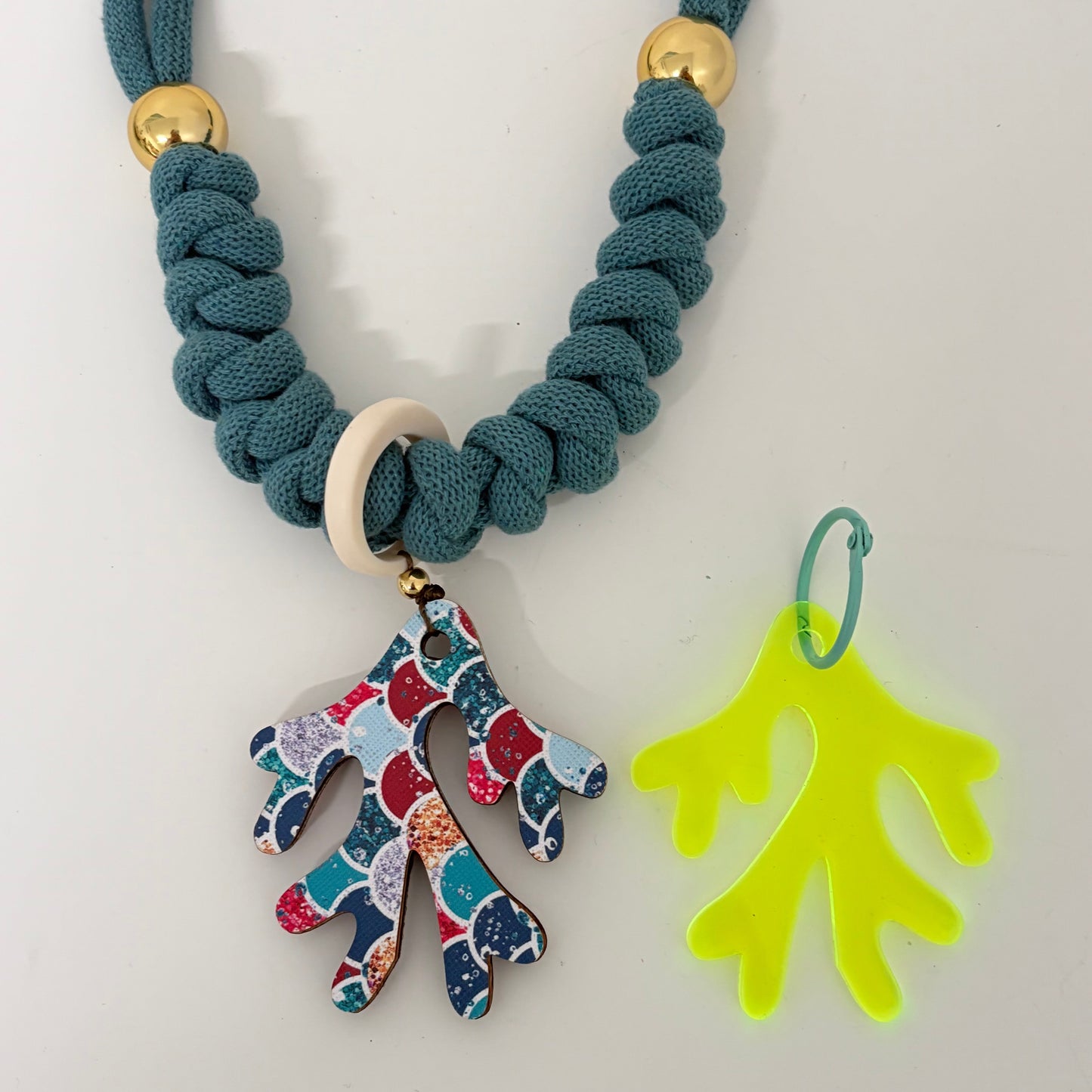 Collar coral festivo (Incluye 1 charm uso diario + 1  waterproof)