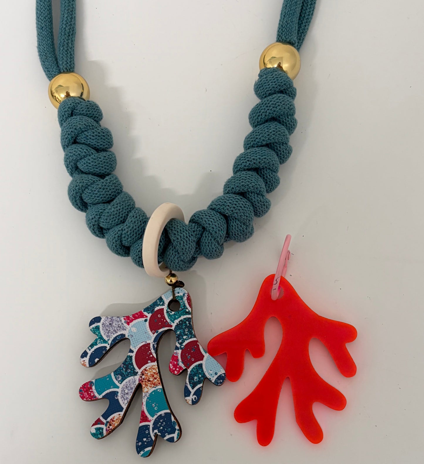 Collar coral festivo (Incluye 1 charm uso diario + 1  waterproof)