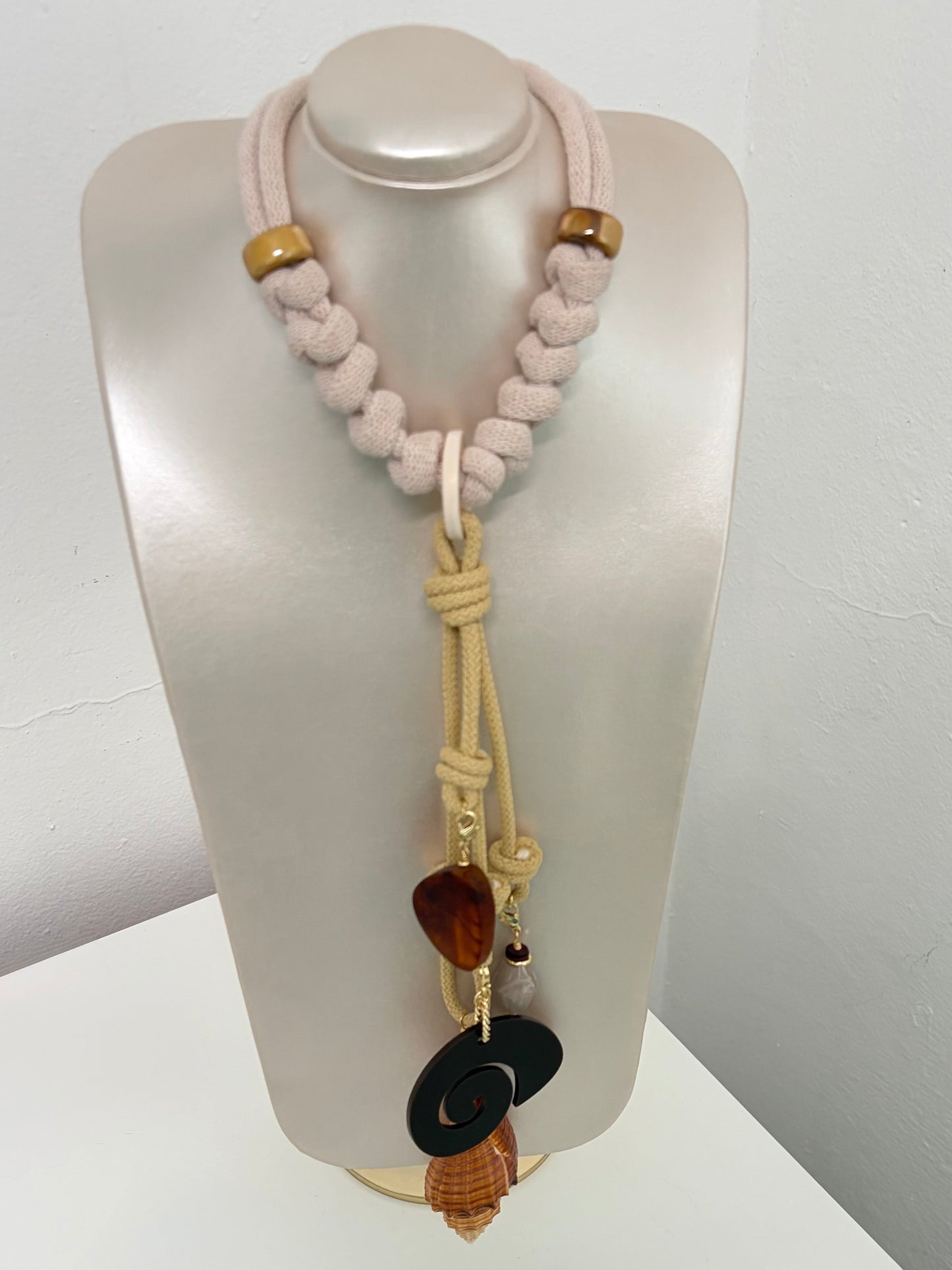 Collar náutico crema( con colgantr removible)