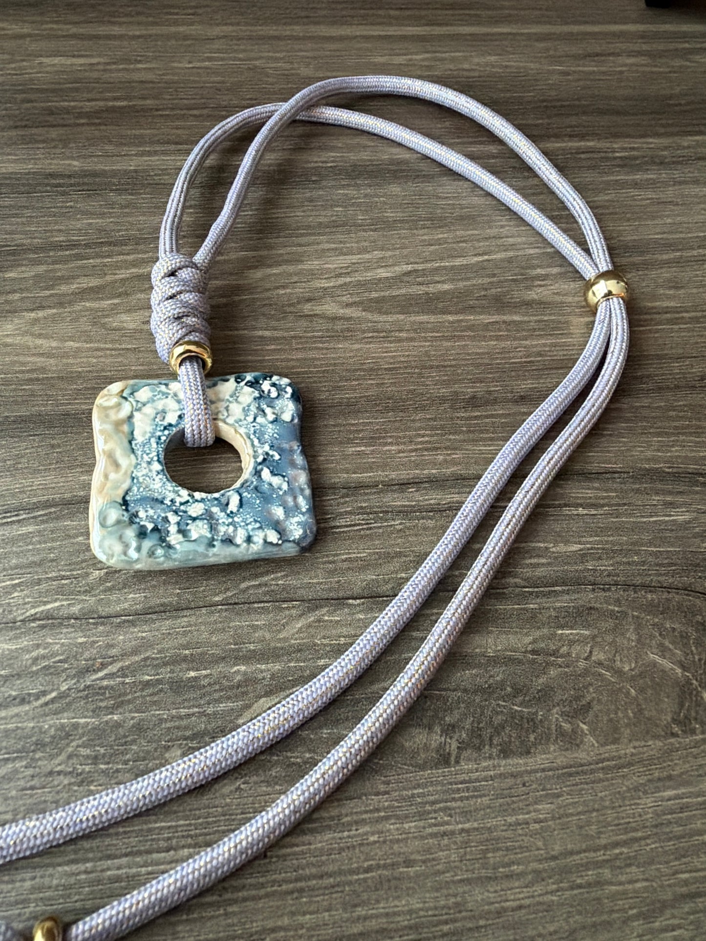 Collar ajustable Horizonte costero azul cremoso (usalo corto o largo)