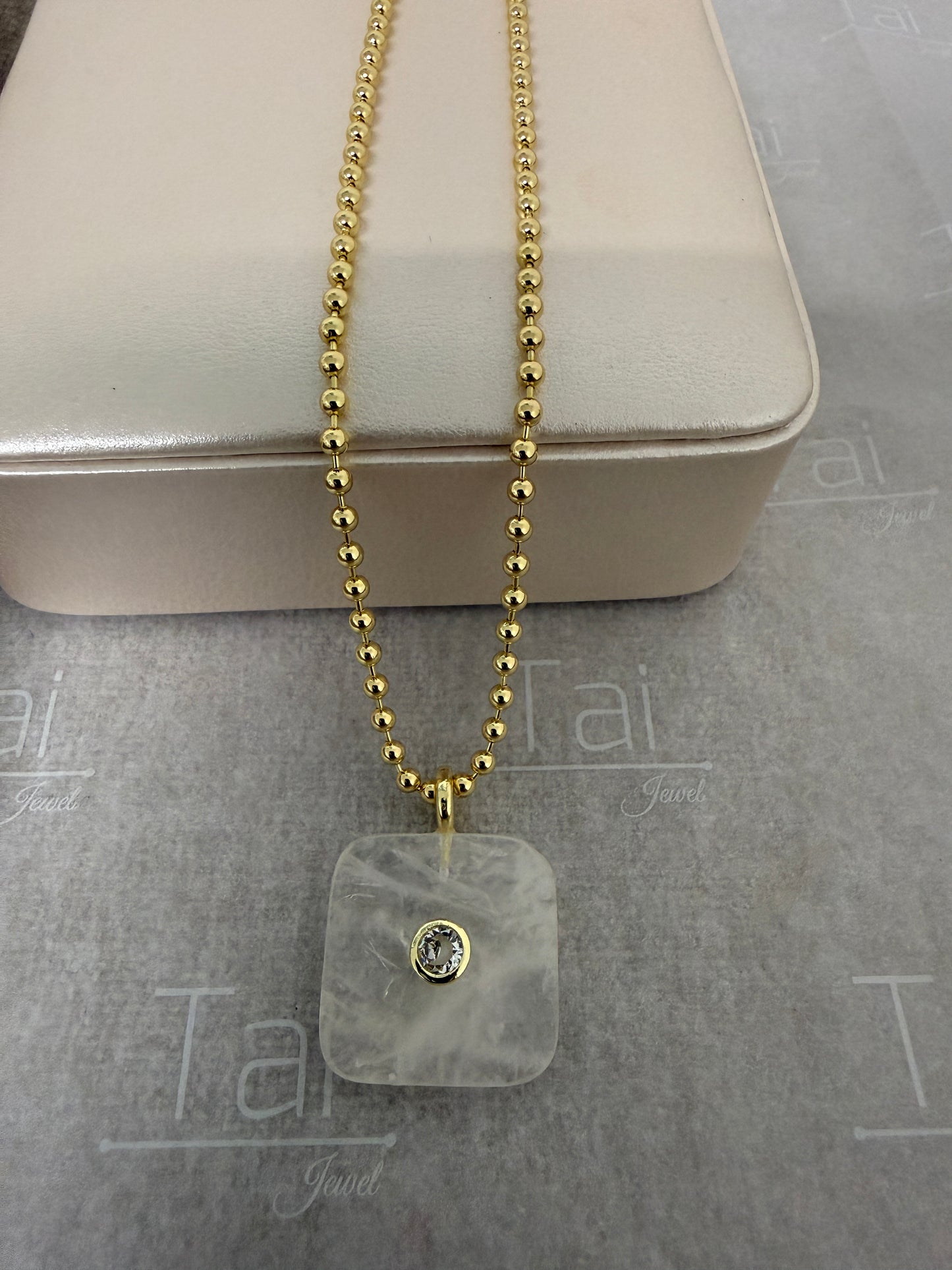 Luz del Corazon a Quartz Collection(cuarzo clear rectangular y cadena)