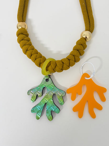 Collar coral esmeralda (Incluye 1 charm uso diario + 1  waterproof)