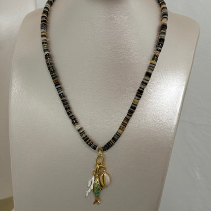 Collar verde con charms removibles
