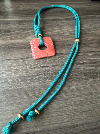 Collar ajustable Horizonte costero coral (usalo corto o largo)