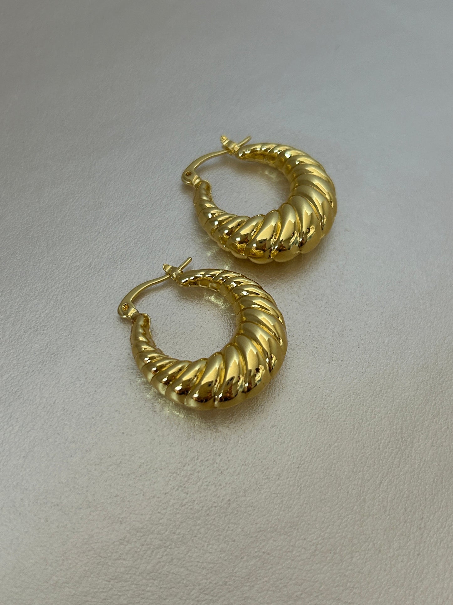 18k twisted hoop