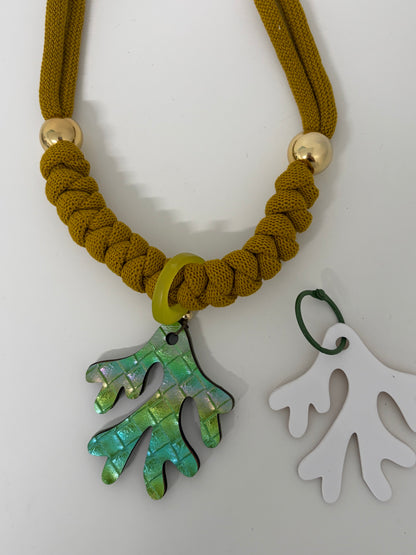 Collar coral esmeralda (Incluye 1 charm uso diario + 1  waterproof)