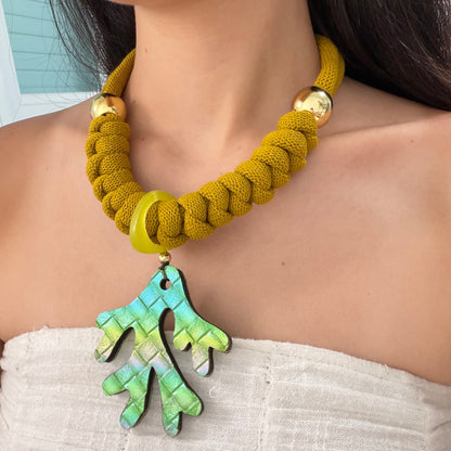 Collar coral esmeralda (Incluye 1 charm uso diario + 1  waterproof)