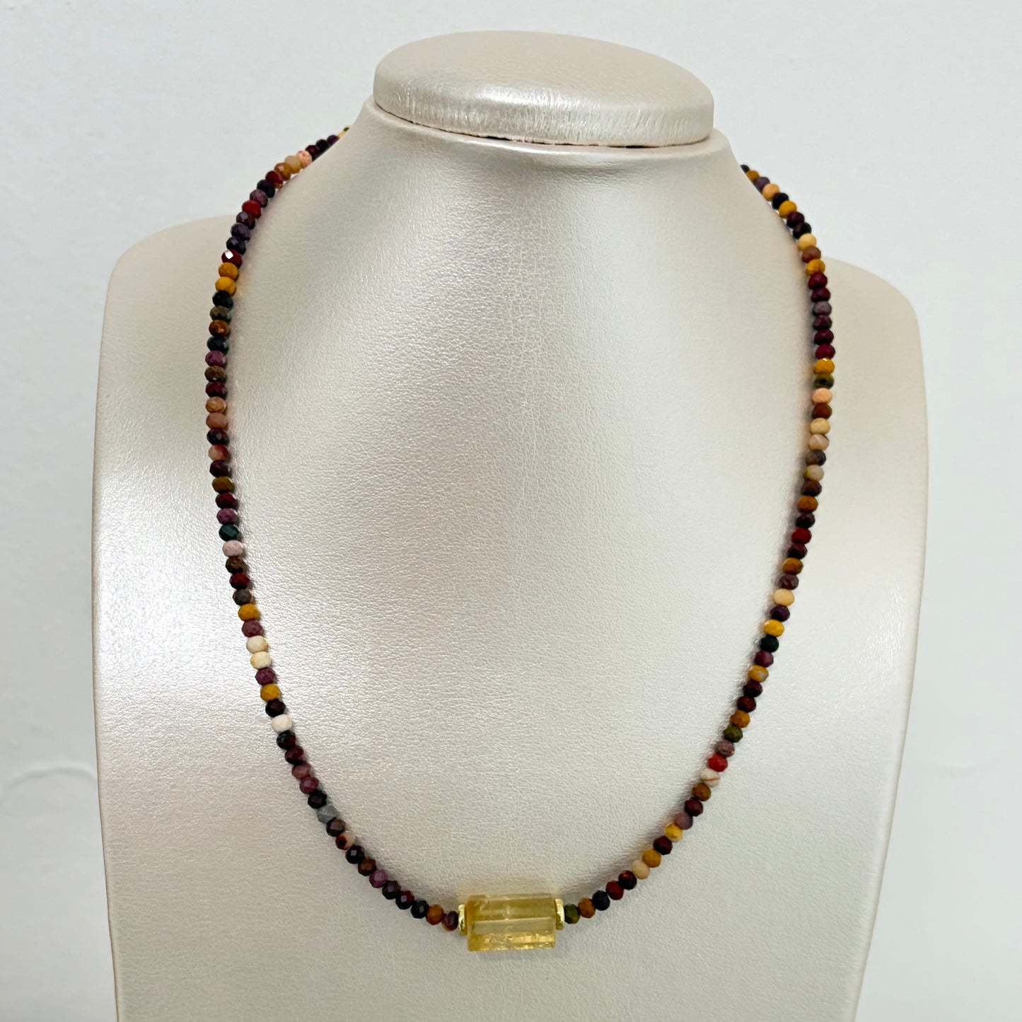 Collar de mookite con citrina