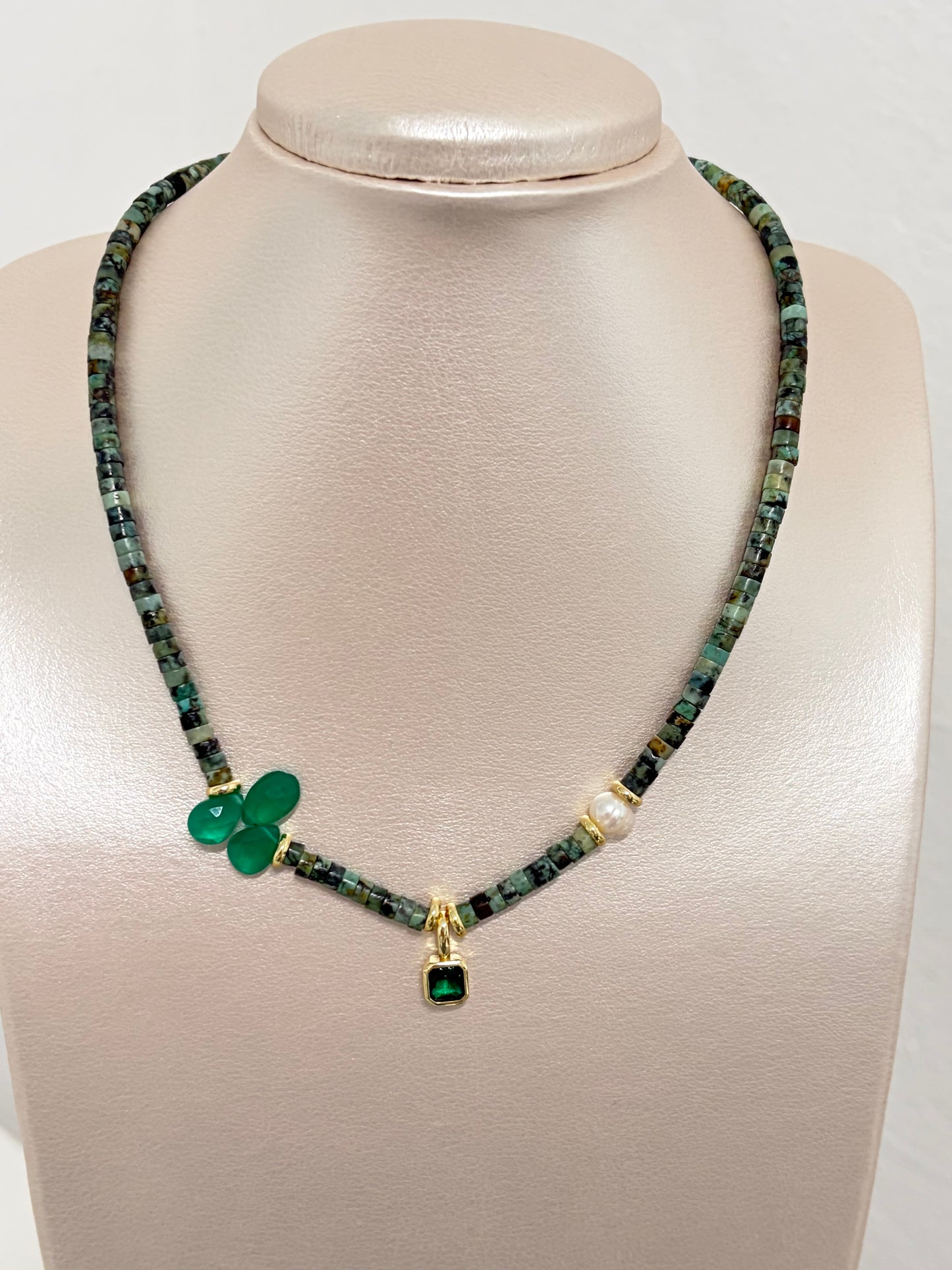 Collar Amarilys  — Collar con Turquesa Africana, gota esmeralda, perla y zirconia.