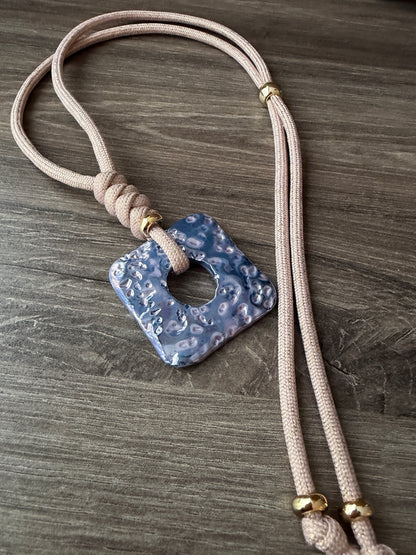 Collar ajustable Horizonte costero lavanda (usalo corto o largo)