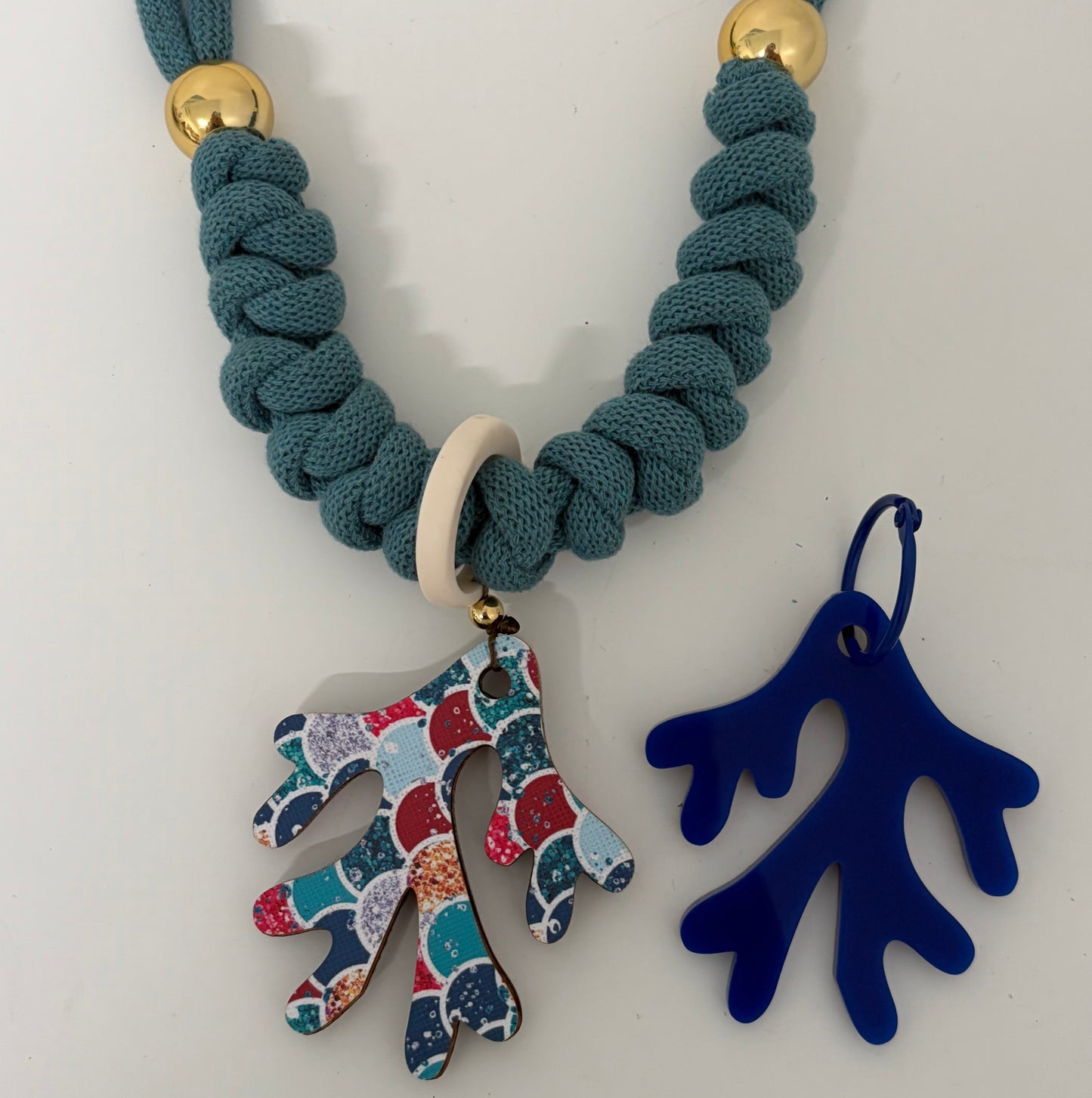 Collar coral festivo (Incluye 1 charm uso diario + 1  waterproof)