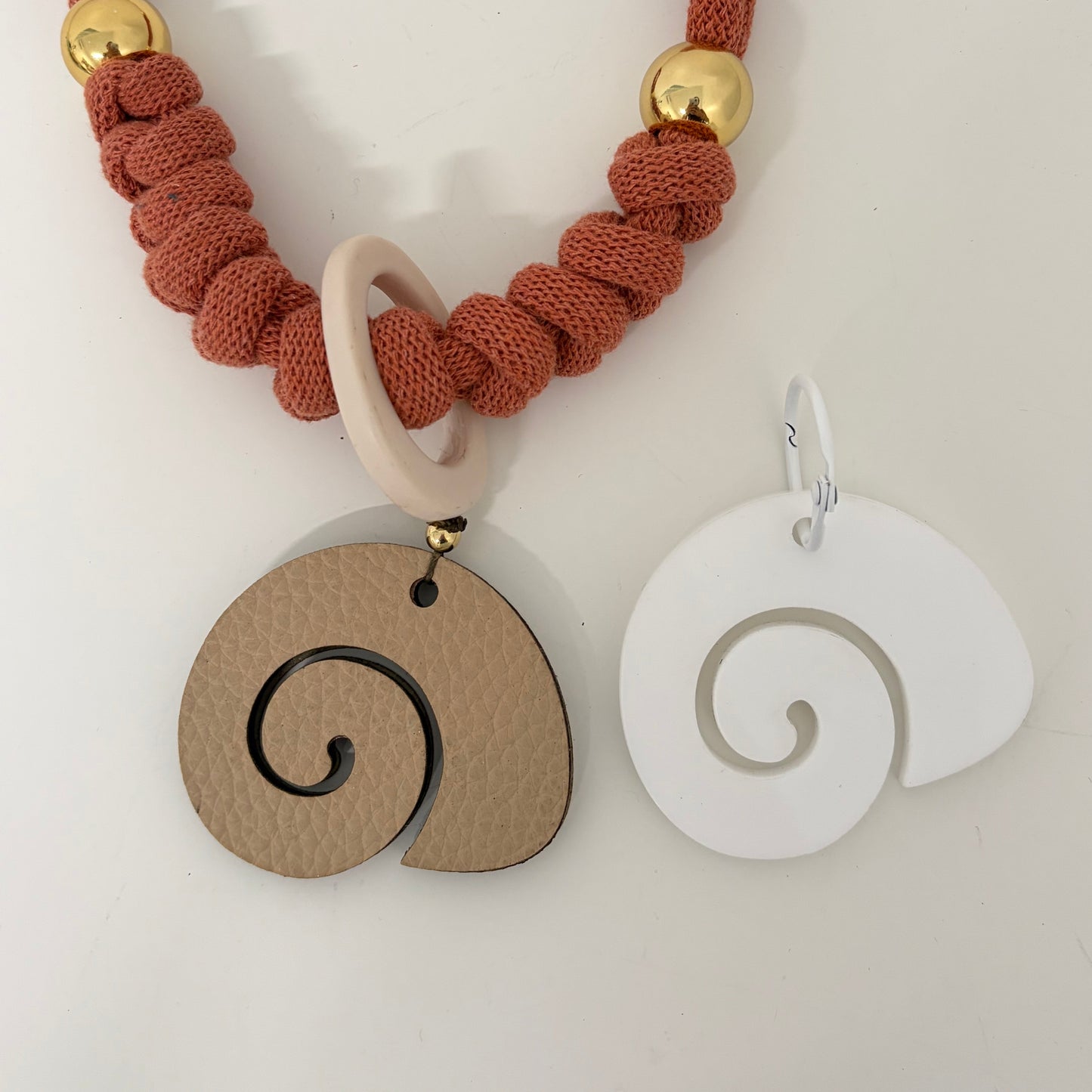 Collar caracol sereno ( (Incluye 1 charm uso diario + 1  waterproof))