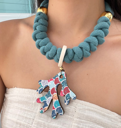Collar coral festivo (Incluye 1 charm uso diario + 1  waterproof)