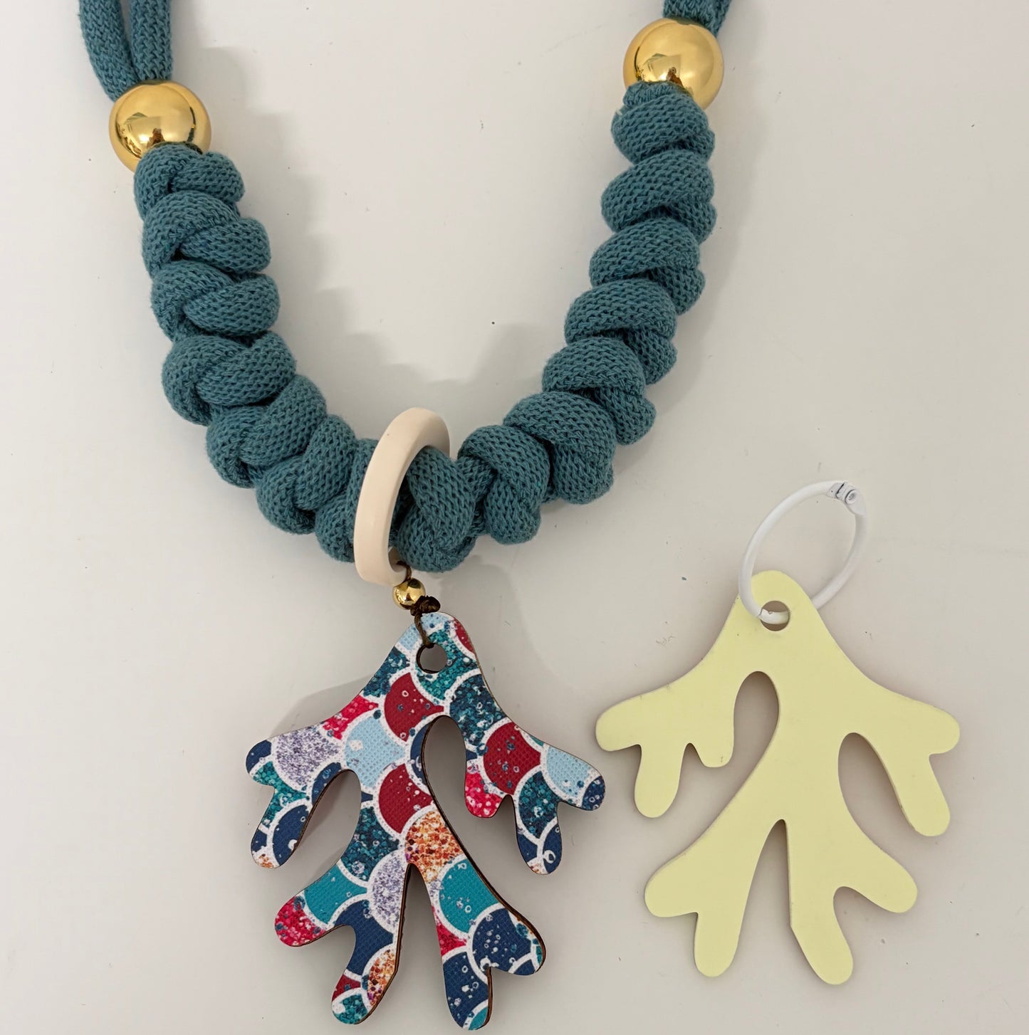 Collar coral festivo (Incluye 1 charm uso diario + 1  waterproof)