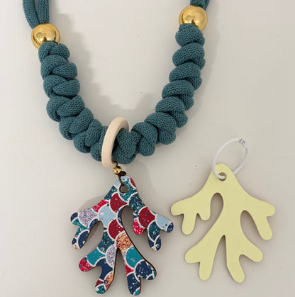 Collar coral festivo (Incluye 1 charm uso diario + 1  waterproof)