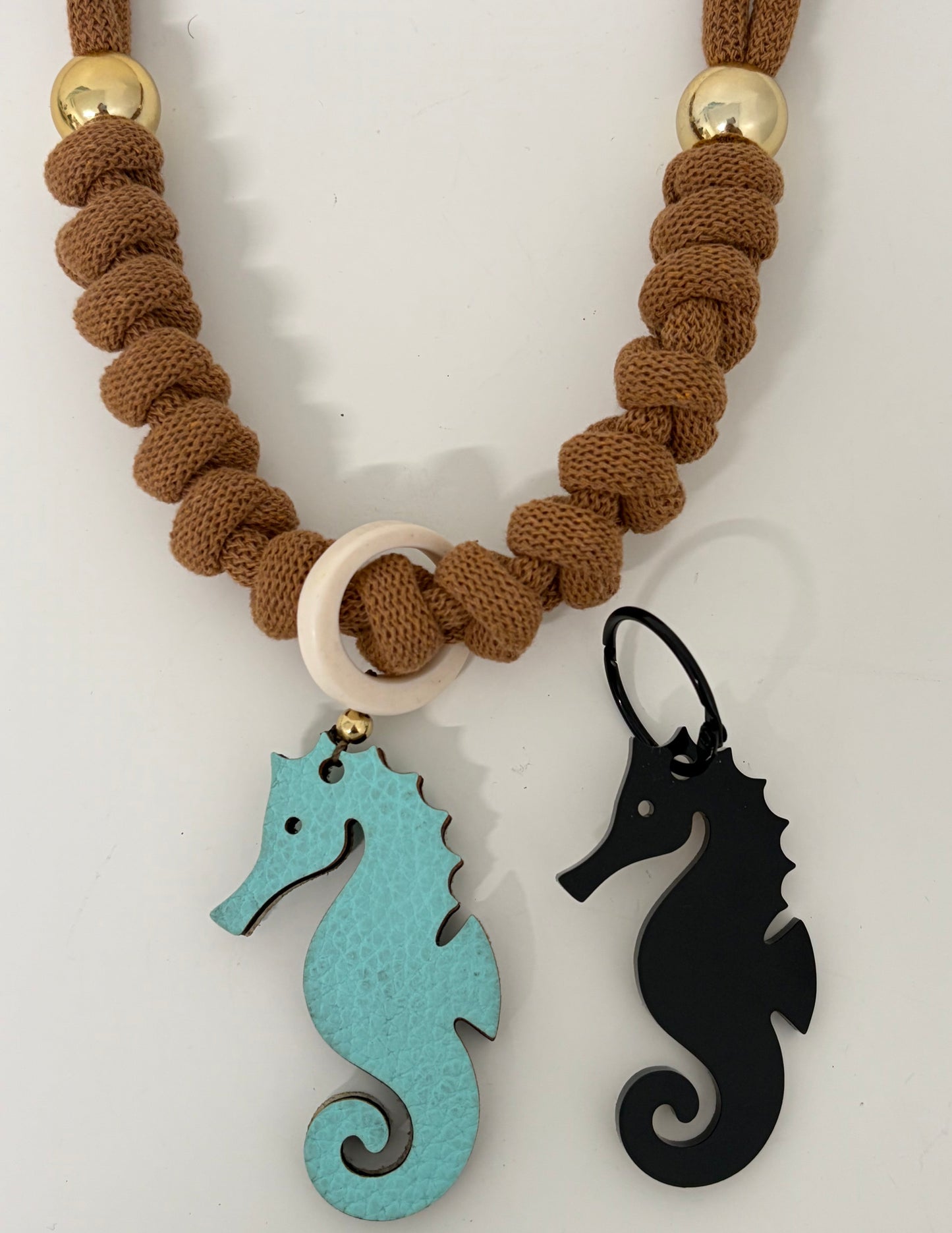 Collar caballito celeste (Incluye 1 charm uso diario + 1  waterproof)