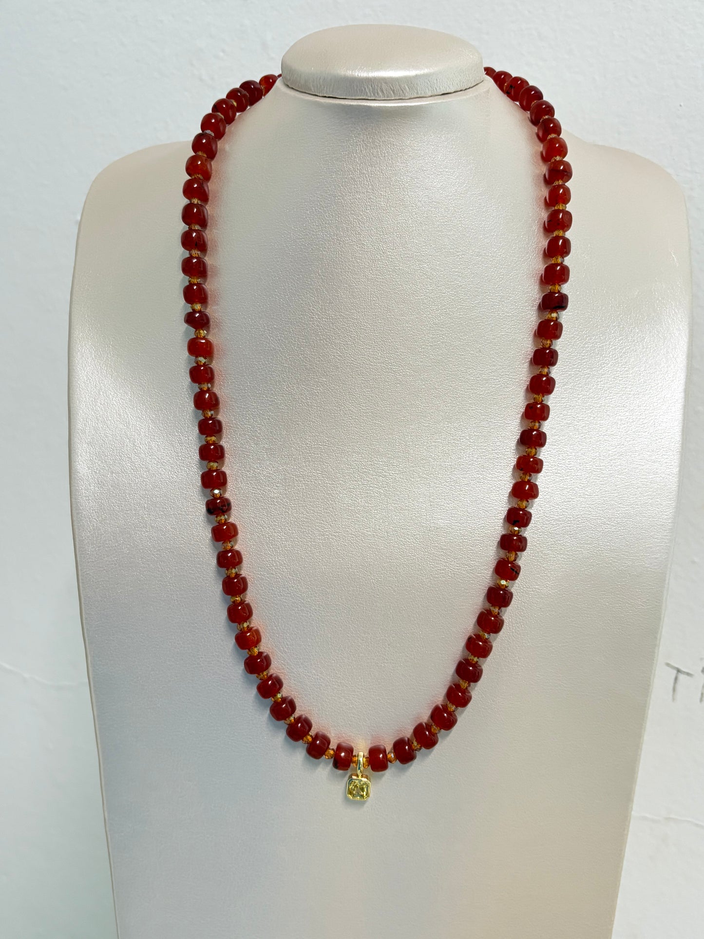 Collar en Carnelian y Zirconia