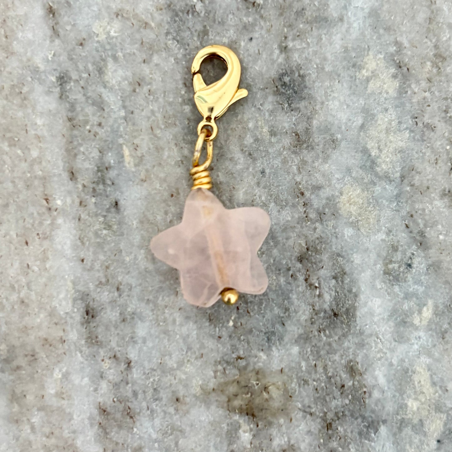 Charm estrella cuarzo rosado (14mm)