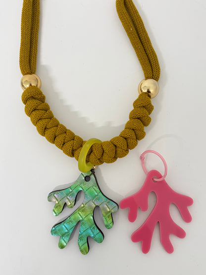 Collar coral esmeralda (Incluye 1 charm uso diario + 1  waterproof)