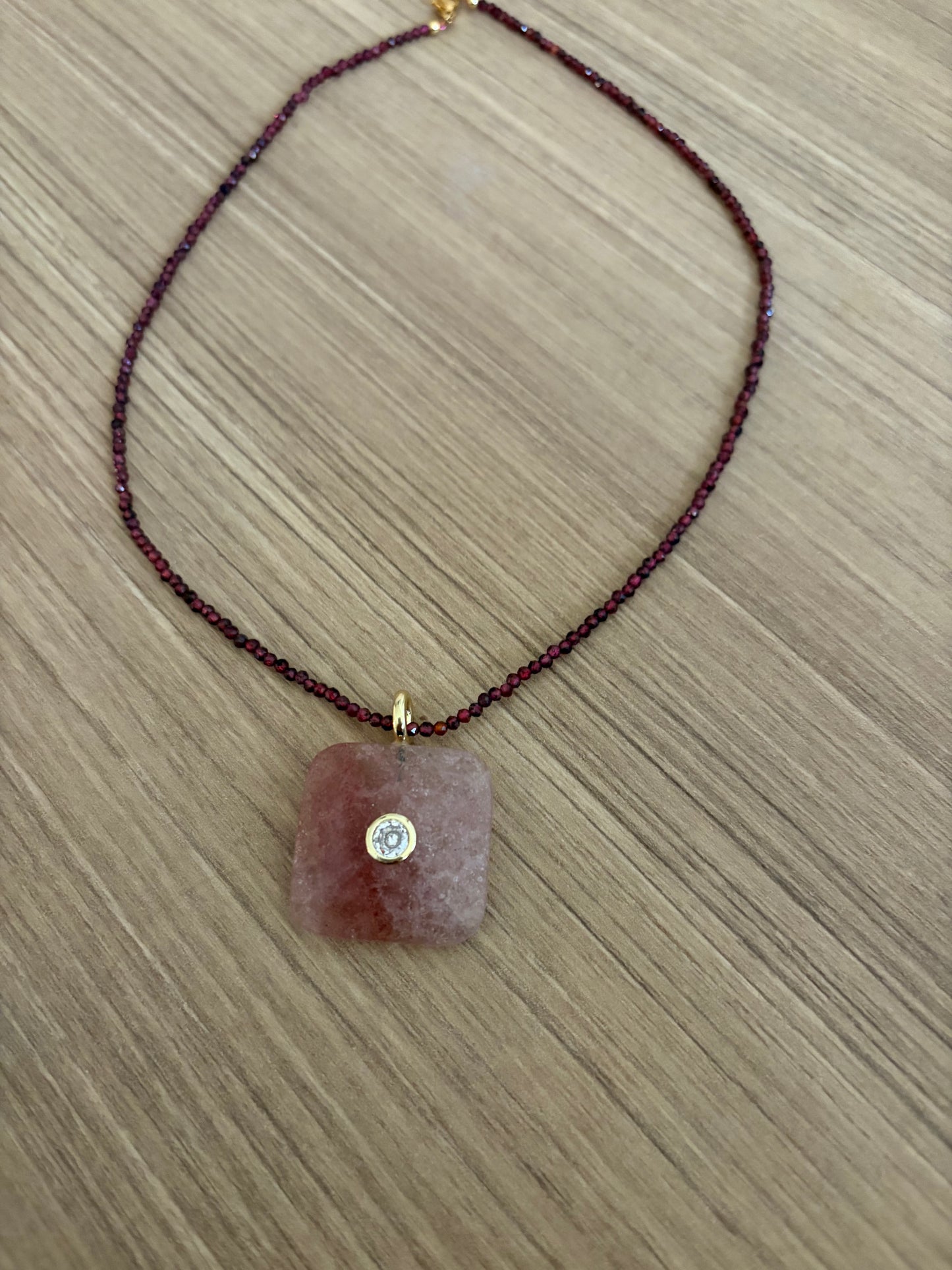 Collar en strawberry quartz y Rubi