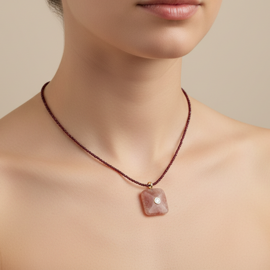 Collar en strawberry quartz y Rubi
