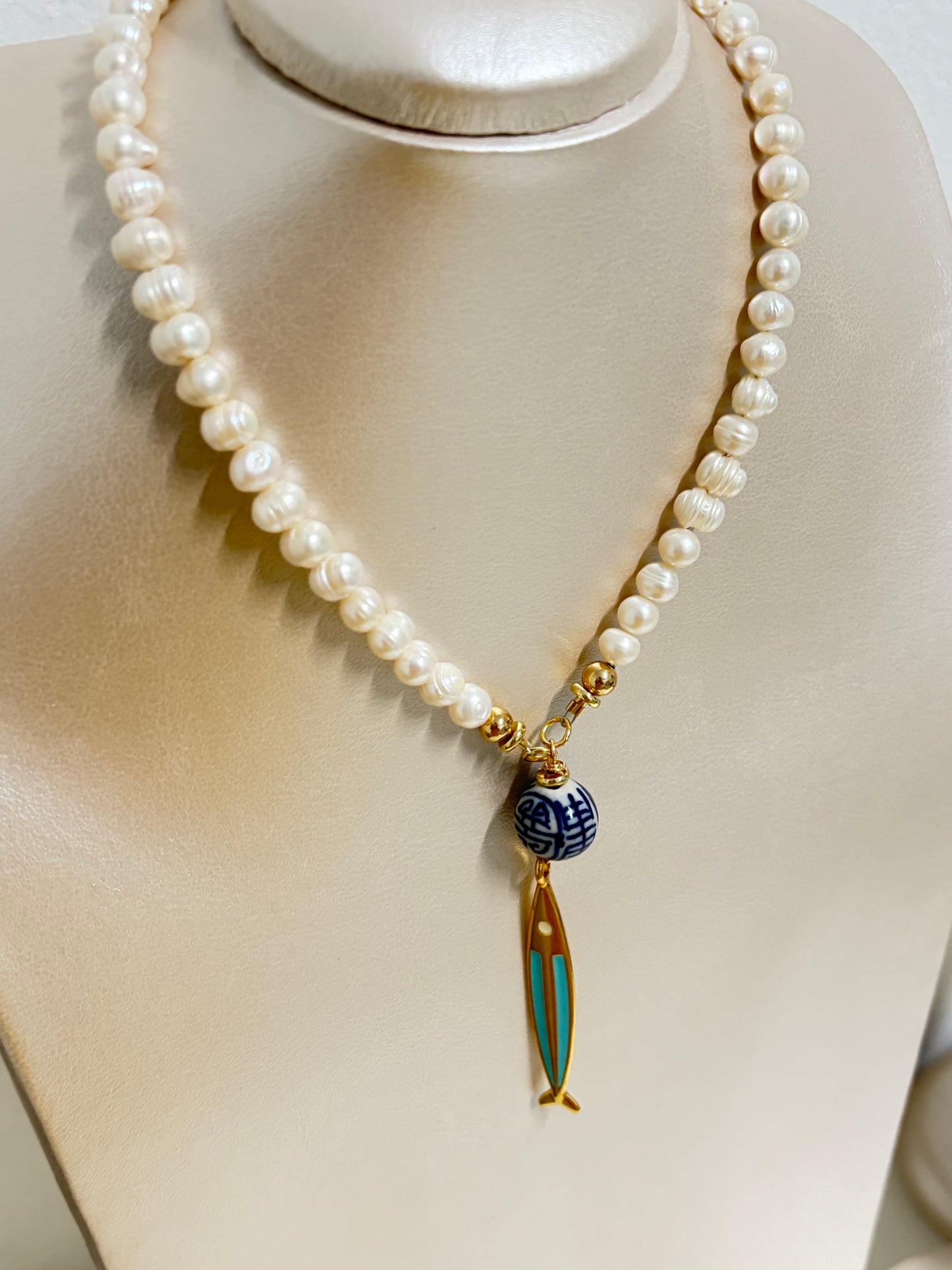 Collar en perla de agua dulce con pez