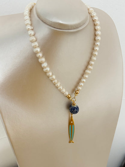 Collar en perla de agua dulce con pez