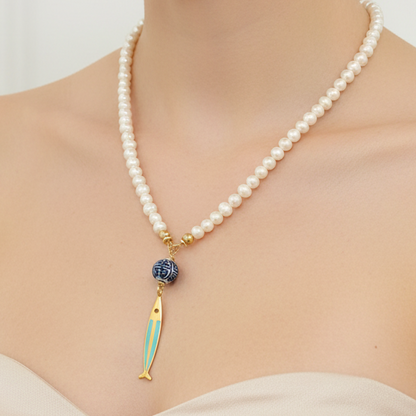 Collar en perla de agua dulce con pez