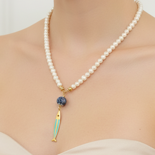 Collar en perla de agua dulce con pez