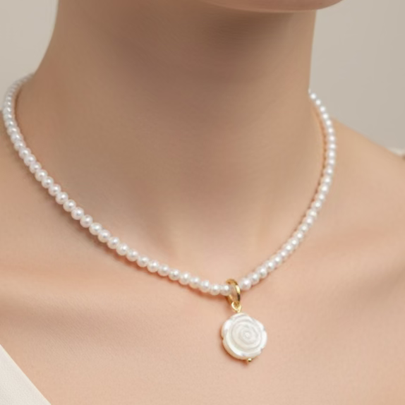 Collar Flor de madre perla tallada (17mm)