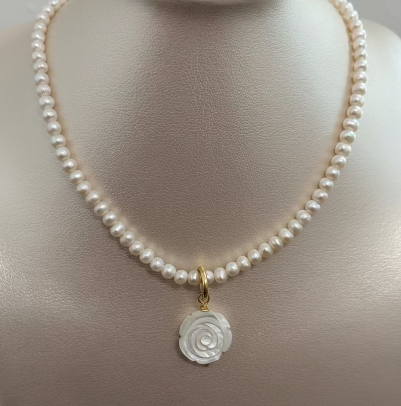 Collar Flor de madre perla tallada (17mm)