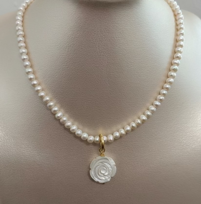 Collar Flor de madre perla tallada (17mm)