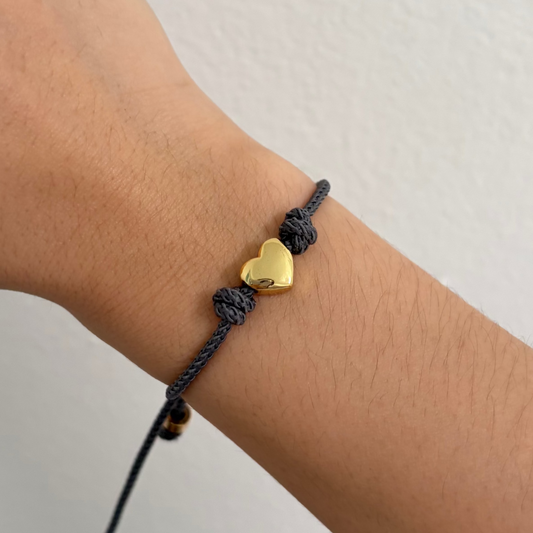 Pulsera adjustable gris con corazón dorado