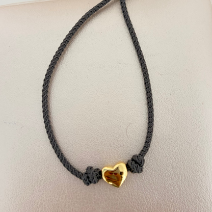 Pulsera adjustable gris con corazón dorado