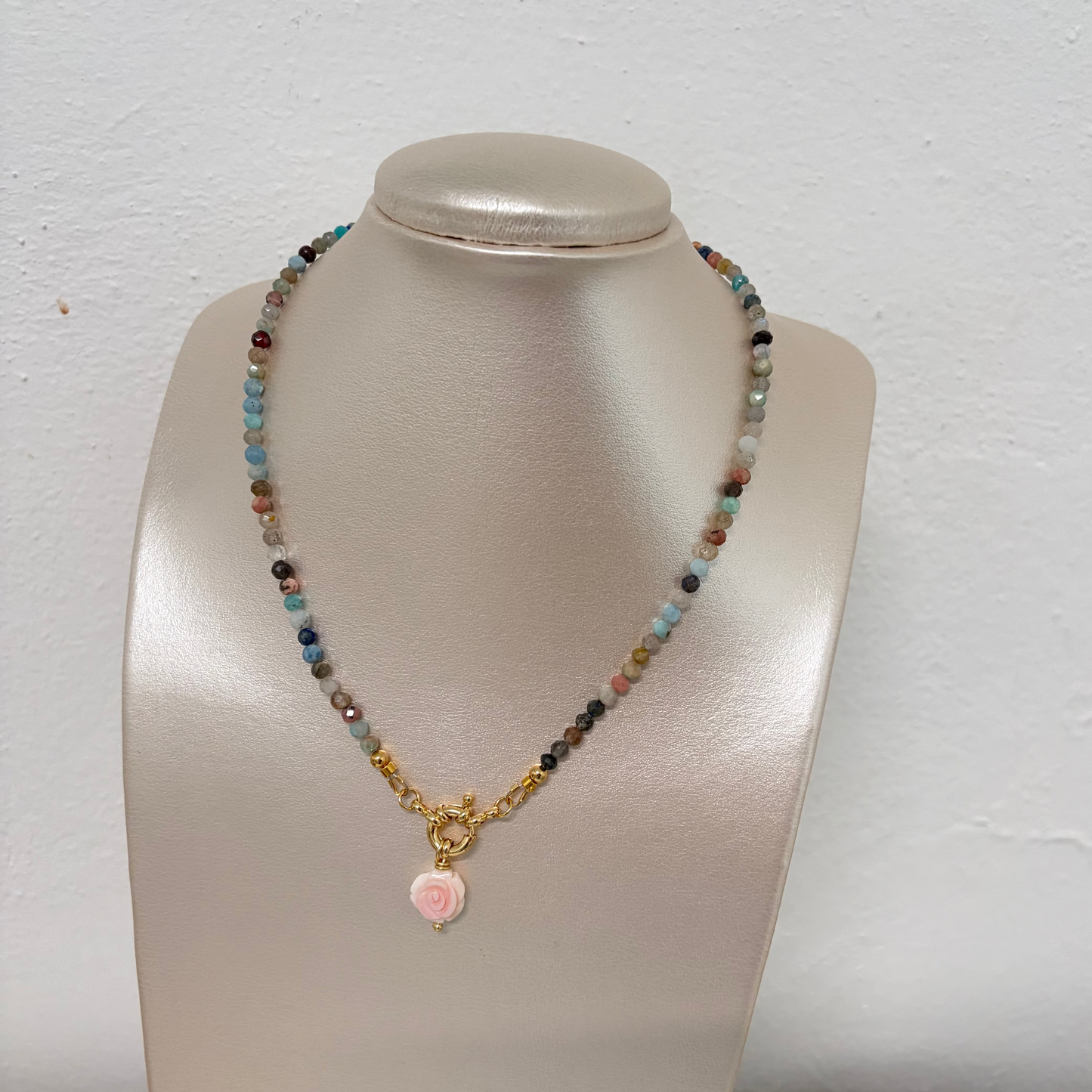 Collar multi color “las rosas de mamá”
